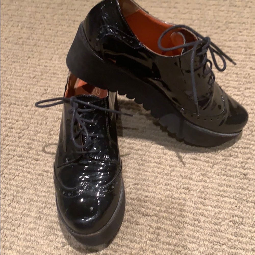 Black patent leather Oxford flat form shoes